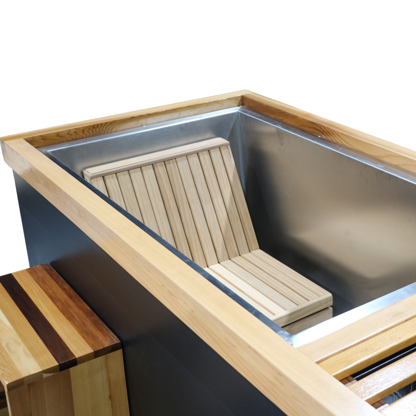STAINLESS STEEL TUB WITH BUILT-IN SEAT
